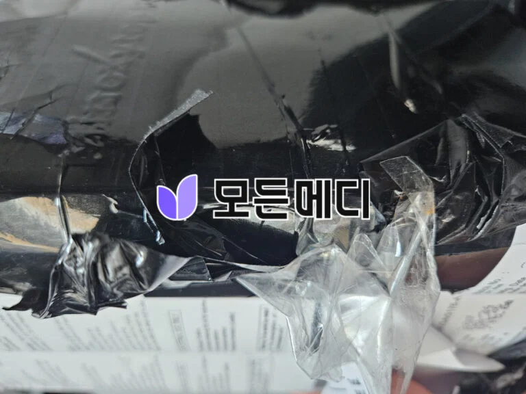 사진이랑 제품이 다른데 머죠? 포장이 테이프에 둘둘말려오는데 이게 맞나요?