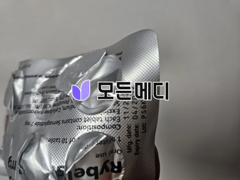 리벨서스를 한 달 정도 복용해봤는데, 생각보다 효과가 좋았습니다. 처음엔 약간의 속이 메스꺼운 부작용이 있었지만, 며칠 지나니 몸이 적응하면서 괜찮아졌습니다. 이 약의 가장 큰 장점은 식욕 억제 효과가 뛰어나다는 점이에요. 평소에는 군것질도 많이 하고 식사량도 많았는데, 리벨서스를 복용하고 나서는 자연스럽게 식사량이 줄어들었습니다. 덕분에 별다른 운동 없이도 3kg 감량했어요. 큰 부작용도 없었고, 다이어트 약을 처음 접해본 저에게는 꽤 만족스러운 결과였습니다.